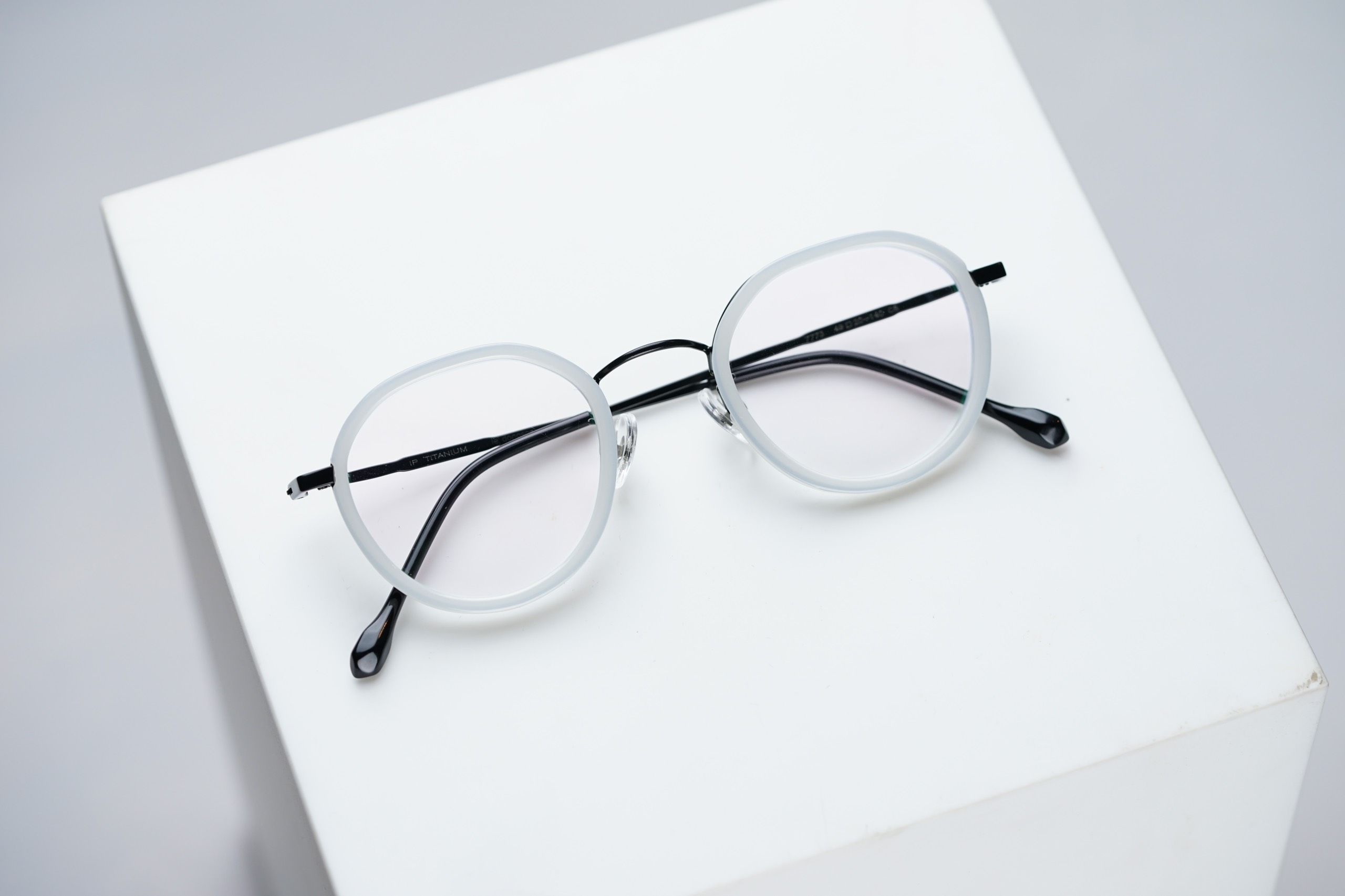 le-dongson-classic-round-white-black-2